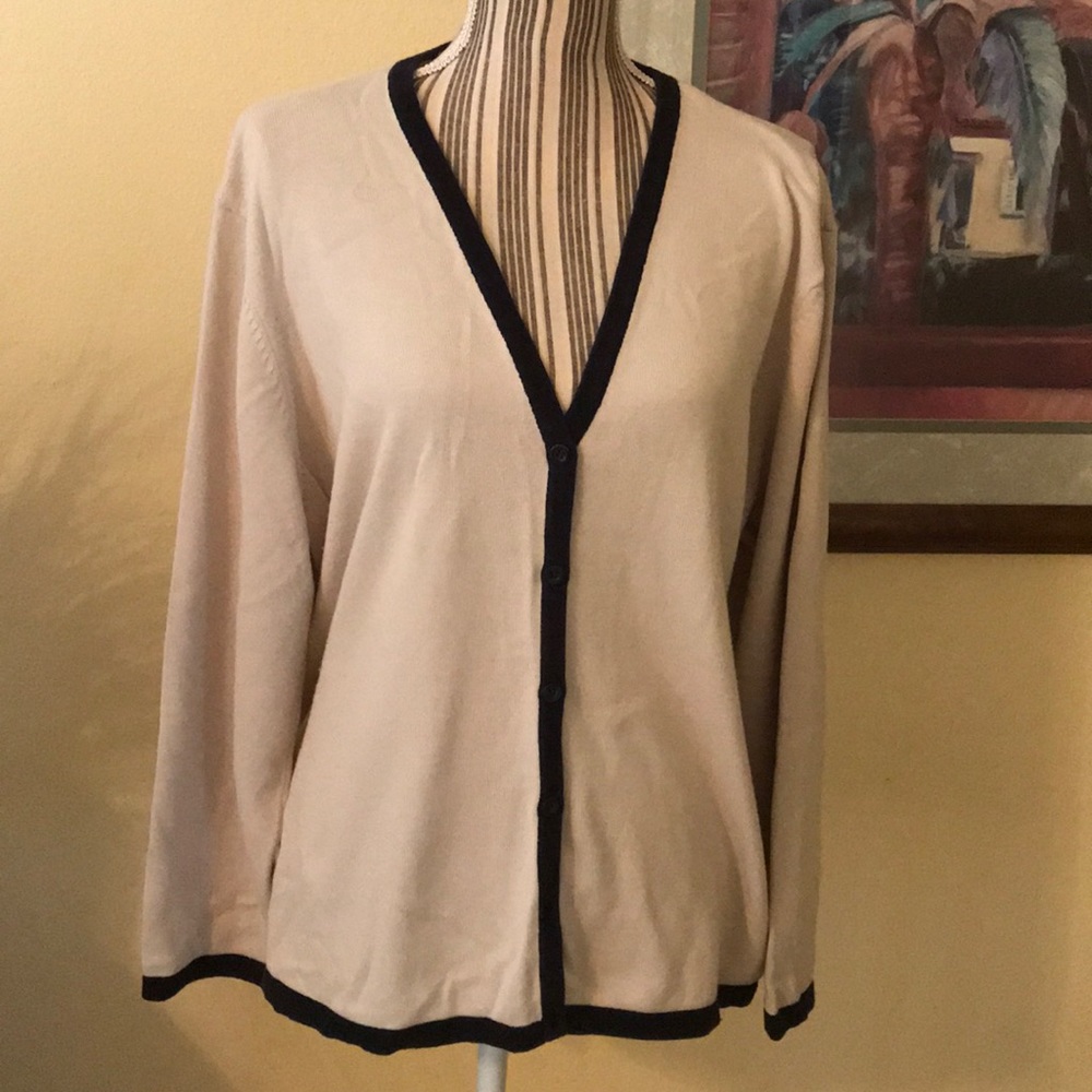 V-necked cardigan
